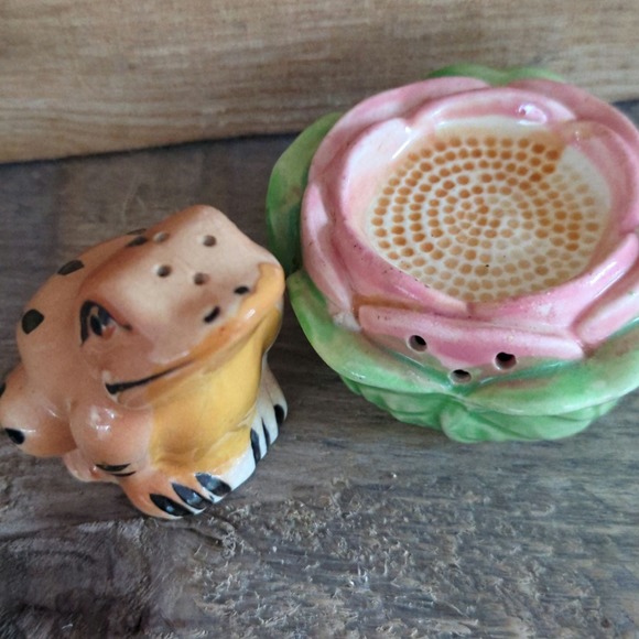 Vintage Handpainted Ceramic Frog on a Lily Pad Salt & Pepper Shakers Japan - Picture 6 of 11